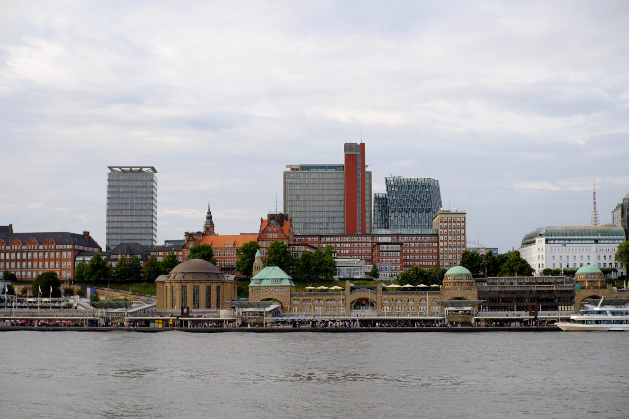 An overview shot of the north Alter Elbtunnel entrance, featuring a long beige stone building with big green copper domes.